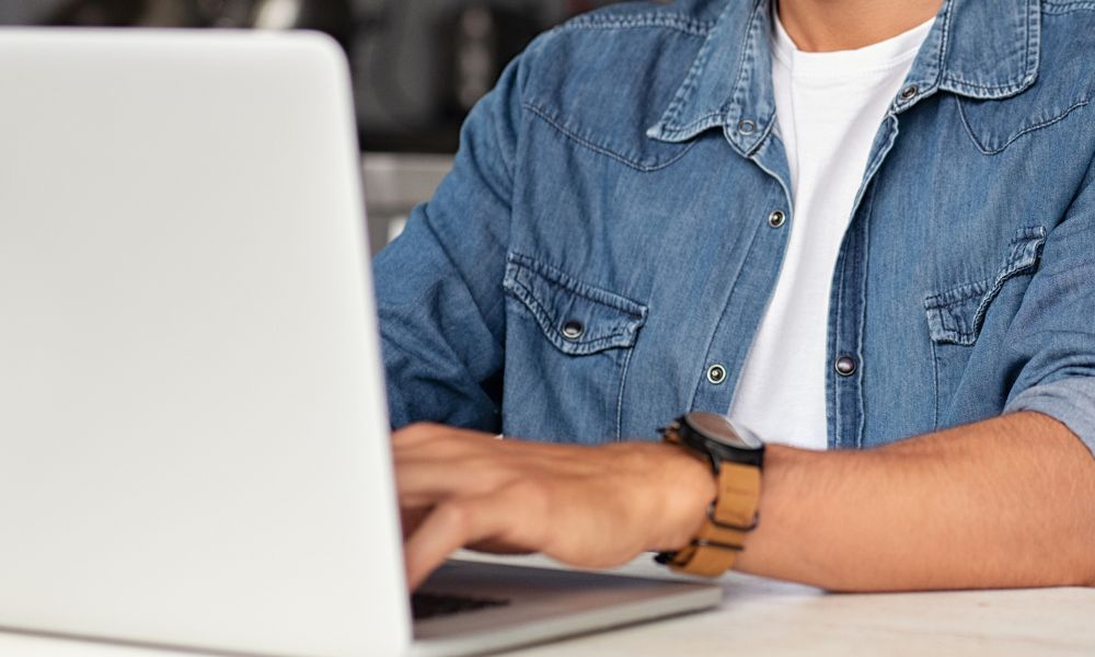 man on computer buying ED drugs online instead of getting TRT treatment